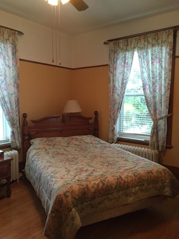 Le Petit Chateau Montebello B&B Room photo
